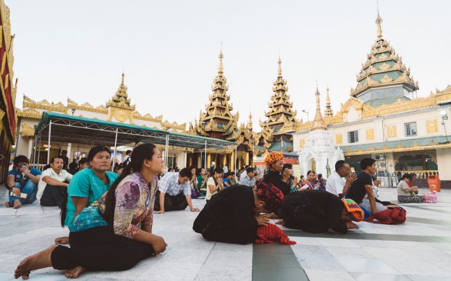 prayers in Shwedagon